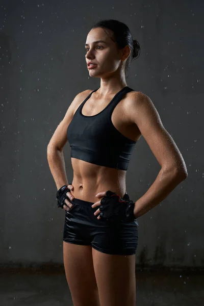 Sportswoman posant en vêtements de sport, isolé sur gris. — Photo