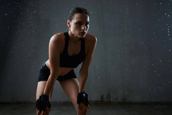 Sportovkyně pózující ve sportovním oblečení, izolovaná na šedi. — Stock fotografie