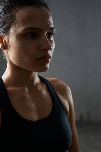 Sportswoman posing in sportswear, isolated on gray. — Stock Photo, Image