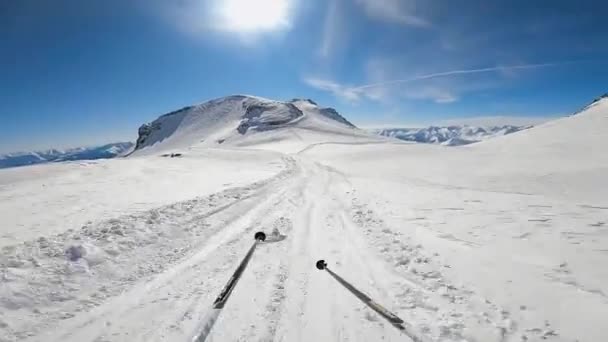 Skiër rijden op de piste met behulp van stokken. — Stockvideo
