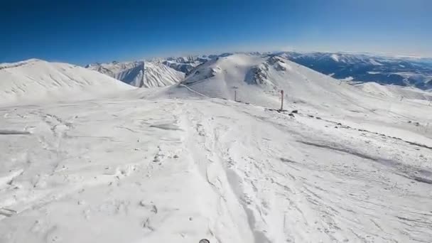 Skifahrer fährt alleine auf Piste. — Stockvideo