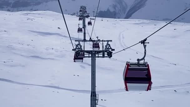 Kabelbaan liften in de winter bergen. — Stockvideo