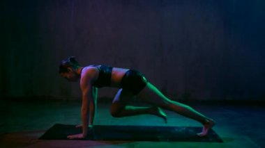 Karın kaslarını çalıştıran kadın, yağmur....