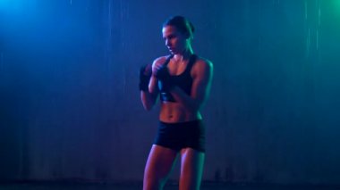 Kadın boksör vuruş antrenmanı yapıyor..