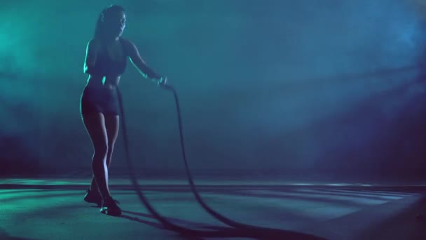 Muscoloso bruna donna facendo battaglia corda formazione. — Video Stock