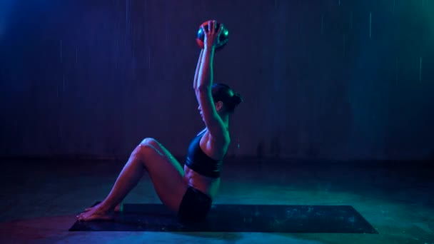 Жінка виконує основні вправи на килимку, дощ . — стокове відео