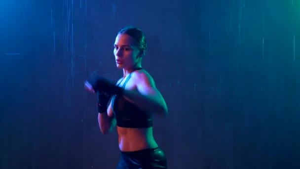Мокра жінка робить влучне тренування з боксу . — стокове відео