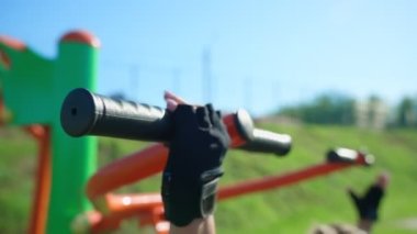 Spor sahasında simülatör kullanan kadın eğitimi.