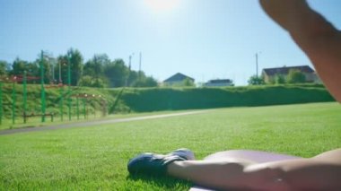 Dışarıdaki paspasın üstünde bacağını kaldıran kadın..