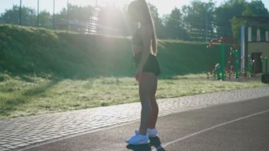 Stadyumda ısınma egzersizi yapan kadın..