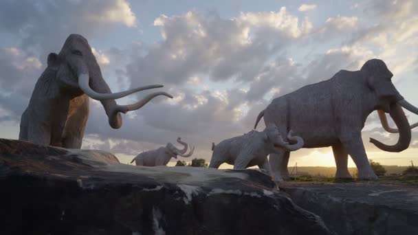 Огромные мамонты ставят статуи на открытом воздухе. — стоковое видео