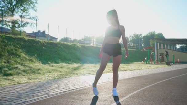 Femme pratiquant échauffement des pieds exercice au stade. — Video