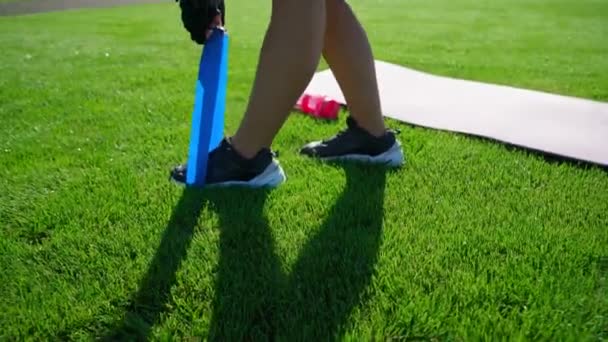 Vrouwentraining met elastische fitnessband buitenshuis. — Stockvideo