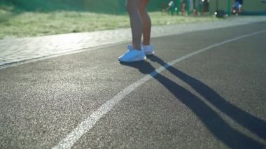 Kadın ısınıyor, stadyumda çömeliyor..