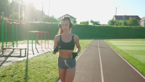 Vrouw in het stadion, luisterend naar muziek. — Stockvideo