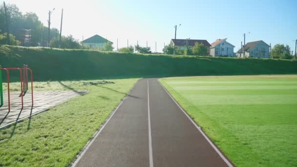 Stade vide avec champ vert le matin. — Video