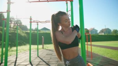 Sabahları spor salonunda esneme hareketleri yapan bir kız..