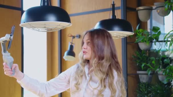 Narablog wanita dengan video perekaman smartphone di kafe — Stok Video