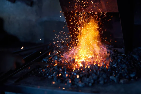 Kovové topení uvnitř hořícího ohně v kovárně — Stock fotografie