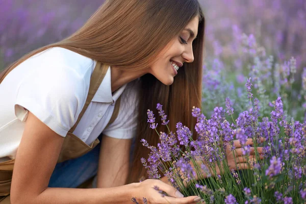 Senyum wanita berbau aroma di padang lavender. — Stok Foto