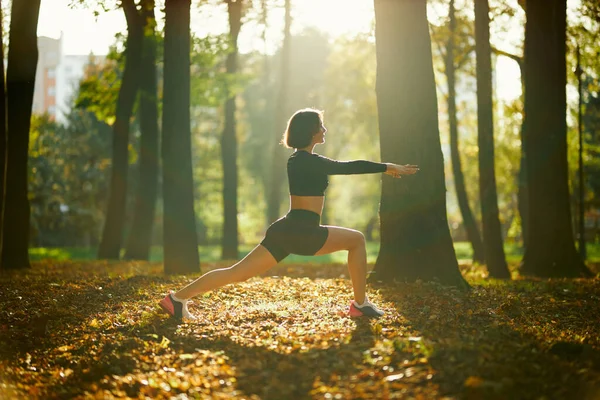 Zdrowa brunetka rozciągająca ciało przed ćwiczeniami fitness — Zdjęcie stockowe