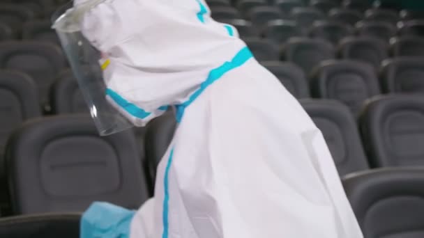 Limpieza de los trabajadores con desinfectantes para sillas. — Vídeos de Stock