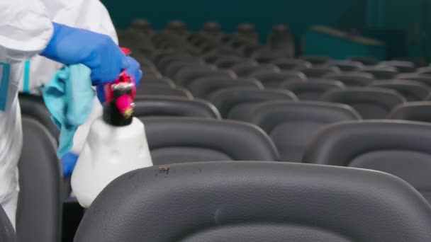 Trabajadores limpiando sillas negras con desinfectantes. — Vídeos de Stock