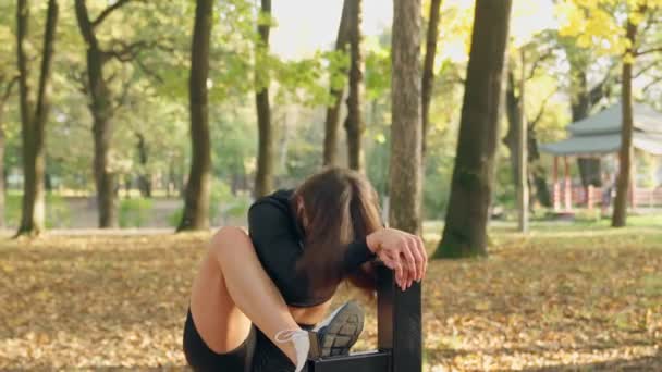 Svalnatá žena dělá cvičení pro nohy na vodorovné tyči — Stock video