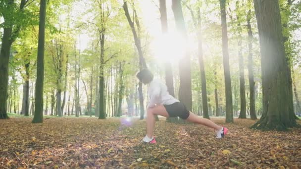 Mulher feliz fazendo exercícios flexíveis ao ar livre — Vídeo de Stock