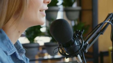 Modern mikrofonla insanlarla iletişim kuran genç bir kadın.. 