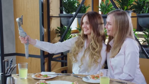 Duas mulheres jovens blogueiras sorridentes fazendo selfie. — Vídeo de Stock