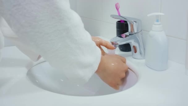 Ung kvinna i badrock tvätta händerna med tvål — Stockvideo
