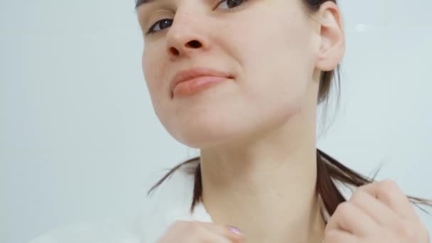 Portrait de jeune femme en peignoir après douche — Video