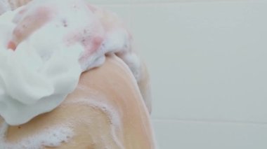 Cesedi banyoda duş jeliyle yıkama işlemi..