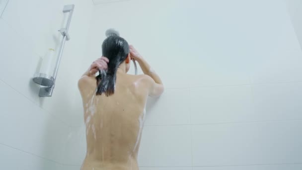 Kvinna med graciös figur tvätta hår och kropp i dusch. — Stockvideo