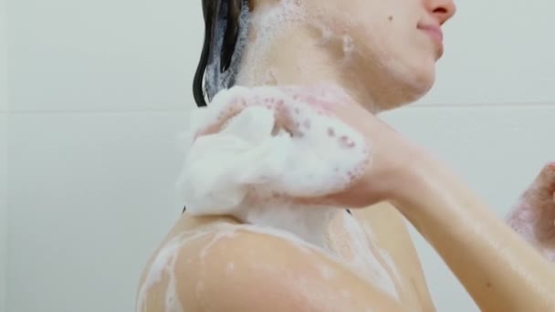 Žena mytí tělo se sprchovým gel v koupelně. — Stock video