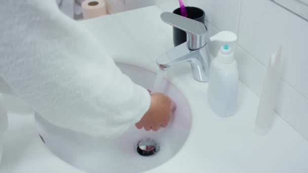 Donna dopo doccia lavarsi le mani con sapone nel lavandino bianco. — Video Stock