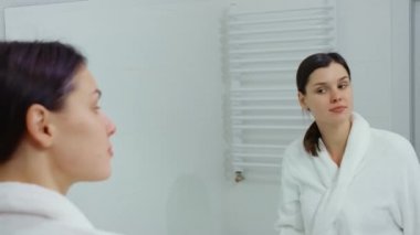 Modern büyük aynada kendine hayran olan hoş bir kadın..