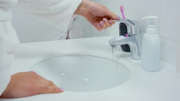 Kobieta z pięknym manicure mycie rąk mydłem. — Wideo stockowe