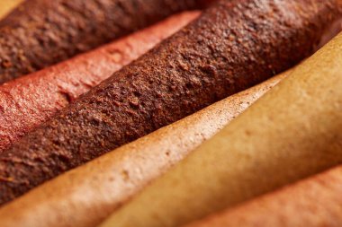 Meyve ve böğürtlen pastilleri masada farklı renklerdedir.. 