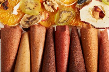 Masada meyve ve böğürtlen olan pastil.. 