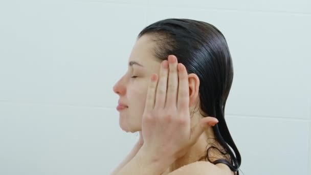 Mulher lavando rosto e corpo em água limpa no chuveiro. — Vídeo de Stock