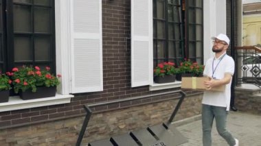 Rozetli kurye paketi teslim ediyor..