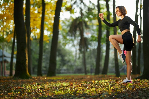 Strong woman training actively at local park — Stock Photo, Image