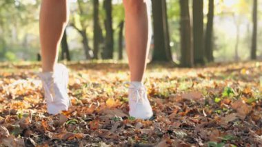 Spor ayakkabılı kadın dışarıda bacaklarını açıyor.