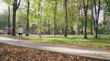 Kadın parkta sabah koşusundan zevk alıyor