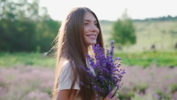 Gelukkig meisje het verzamelen van lavendel bloemen in veld. — Stockvideo