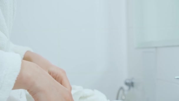 Proces van het vegen van natte handen en handhuidverzorging. — Stockvideo