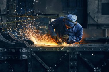 Çalışanların atölyede metal işçiliği yapması