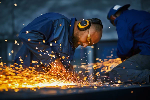 Dva řemeslníci v ochranné uniformě svařování kovů — Stock fotografie